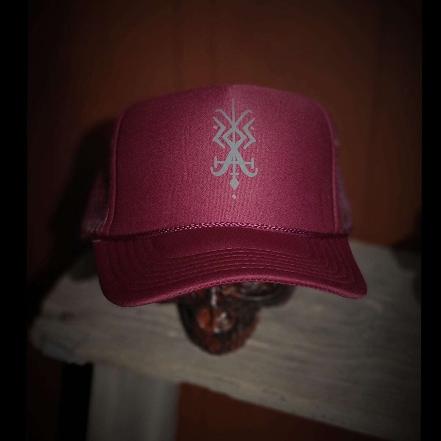 Logris sigil Crimson Hat